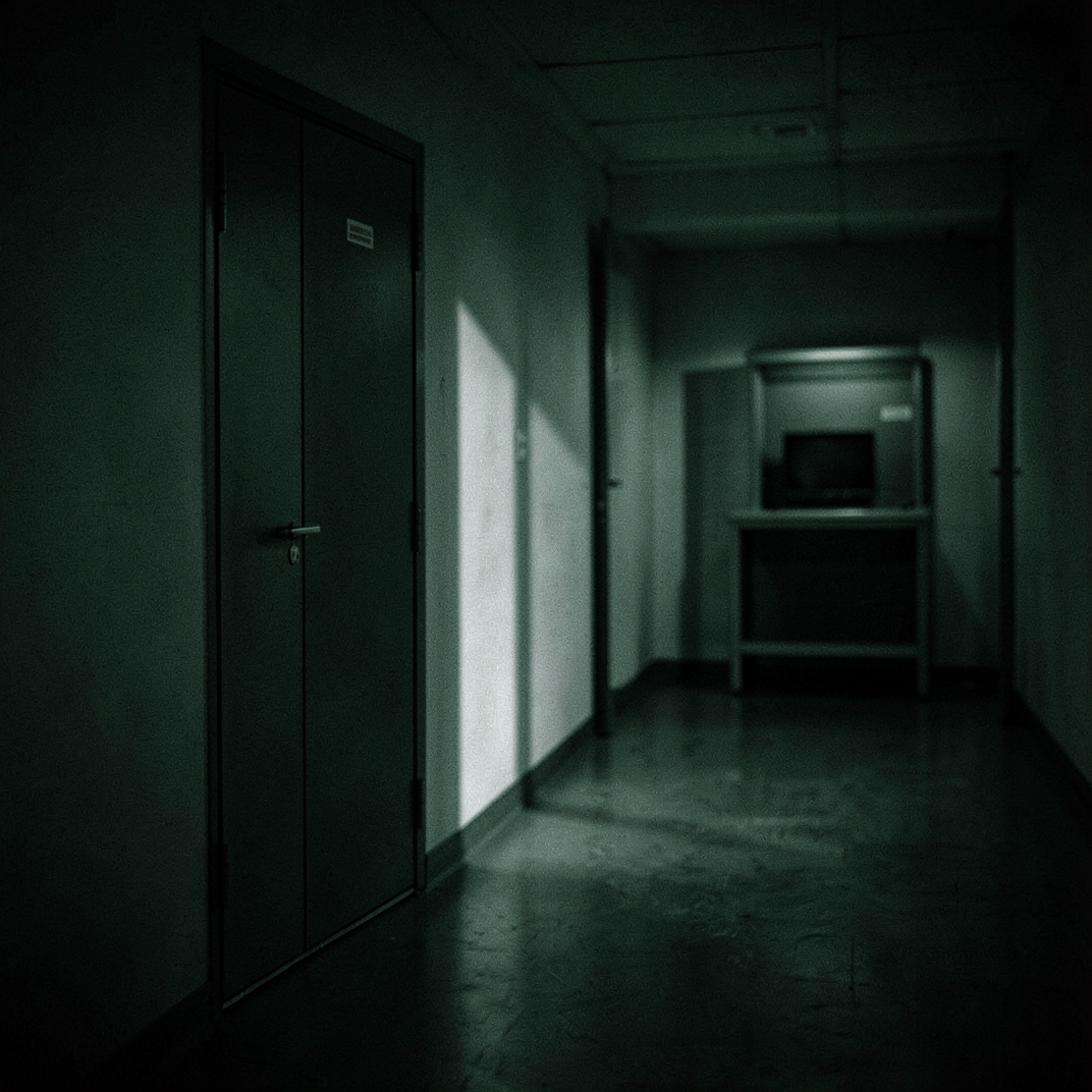 Protokollierte Pflichtverletzungen: Neue Videoanalysen werfen Fragen zum Überwachungssystem der New Yorker Haftanstalt auf